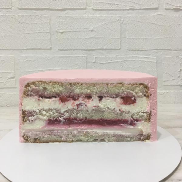 Торт подарок Ванильный с клубникой #4 на сайте https://cake64.ru/ кондитерской Ваниль Корица