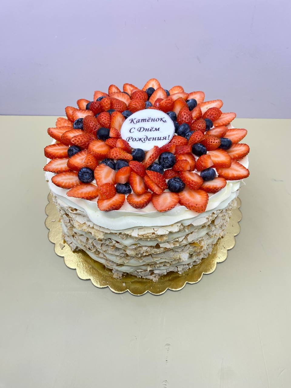 Торт Меренговый рулет с клубникой на сайте https://cake64.ru/ кондитерской Ваниль Корица