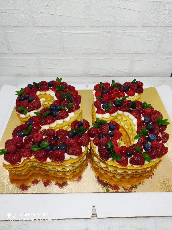 Ягодный декор в кондитерской cake64.ru фото