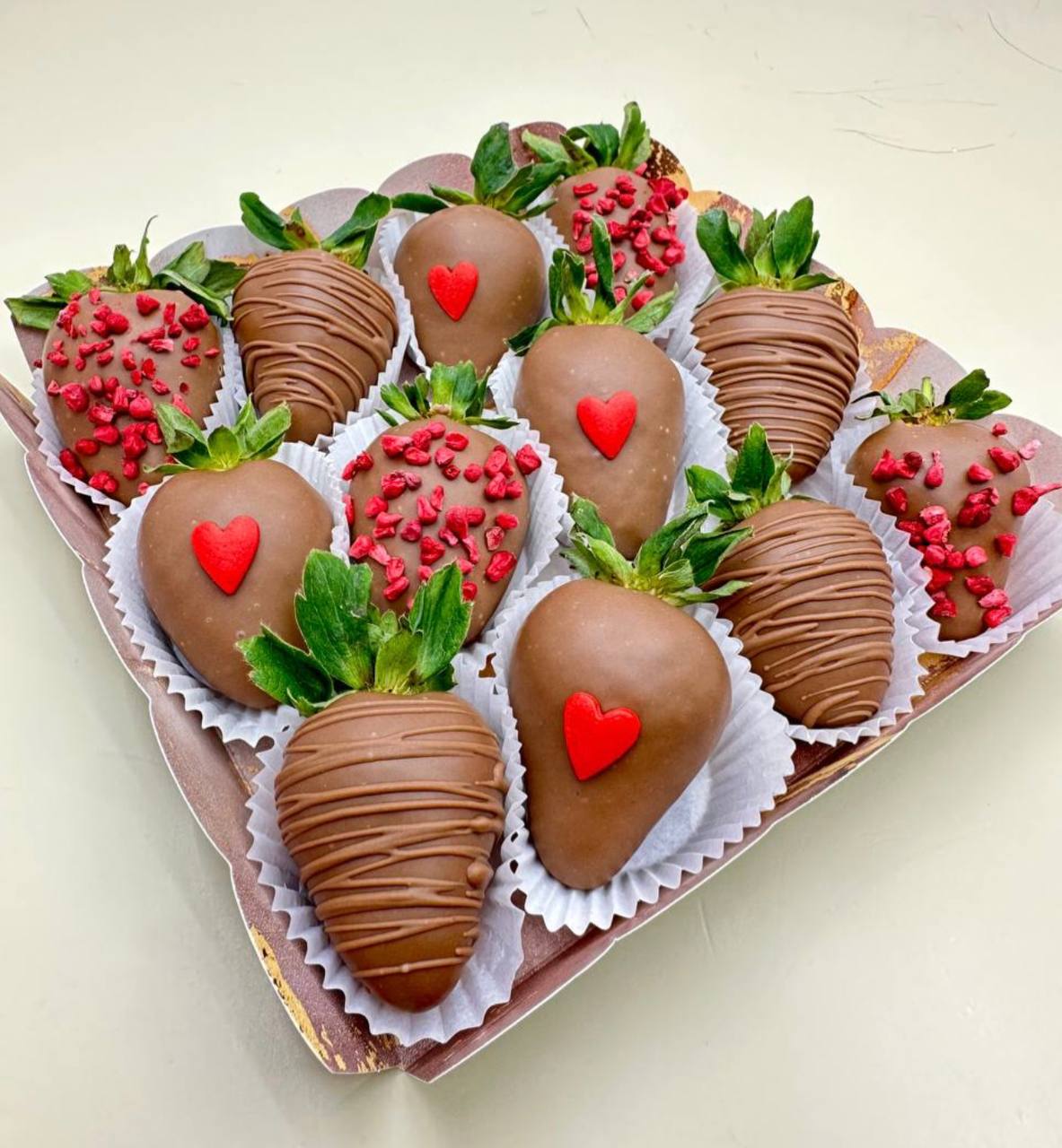 Клубника в шоколаде набор 12 ягод в кондитерской cake64.ru фото