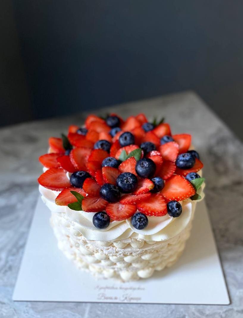 Торт на День Рождения Меренговый #312 на сайте https://cake64.ru/ кондитерской Ваниль Корица