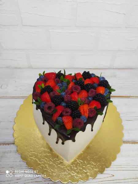 Торт подарок Ванильный с клубникой #6 в кондитерской cake64.ru фото