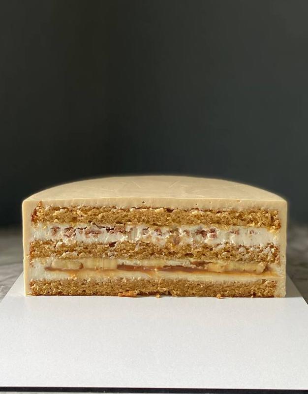 Торт на День Рождения Банановый с карамелью #346 на сайте https://cake64.ru/ кондитерской Ваниль Корица