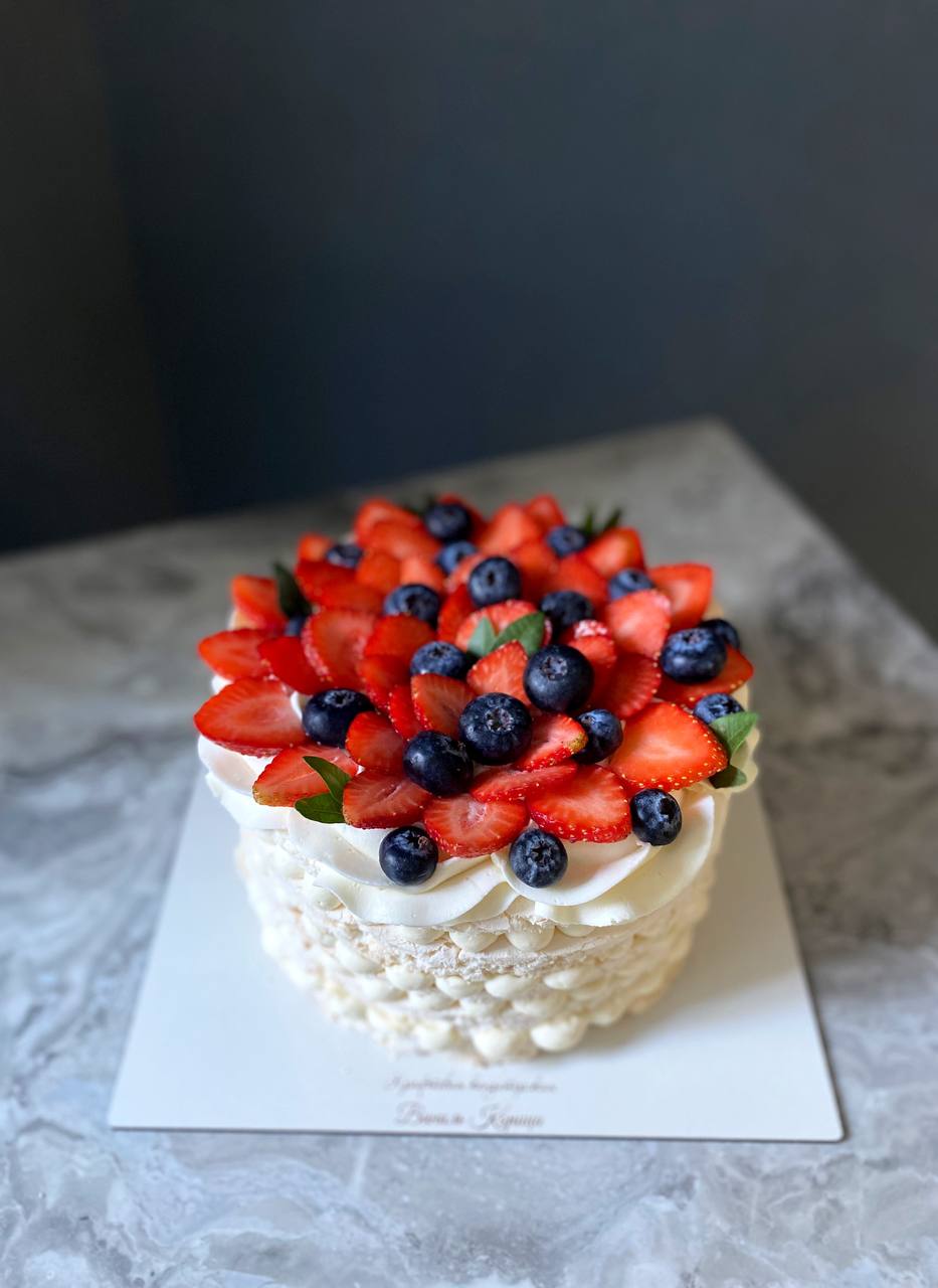 Торт на День Рождения Меренговый #312 на сайте https://cake64.ru/ кондитерской Ваниль Корица