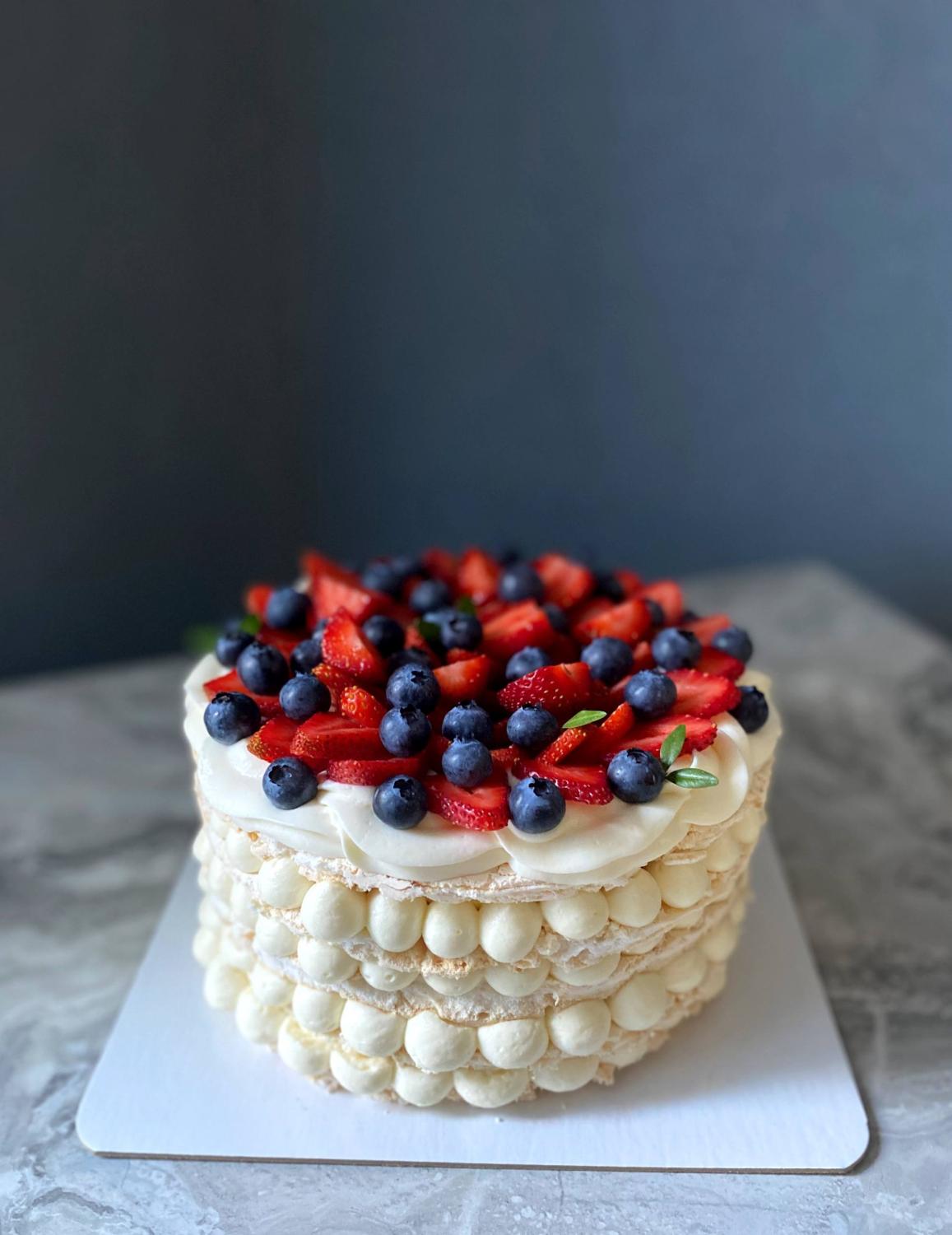 Торт на День Рождения Меренговый #295 на сайте https://cake64.ru/ кондитерской Ваниль Корица
