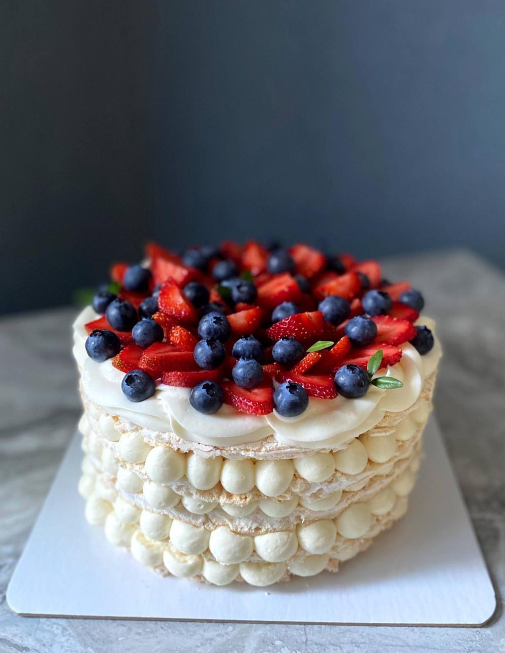 Торт на День Рождения Меренговый #295 на сайте https://cake64.ru/ кондитерской Ваниль Корица