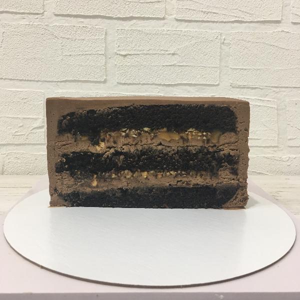 Торт Шоколадная бомба #161 на сайте https://cake64.ru/ кондитерской Ваниль Корица