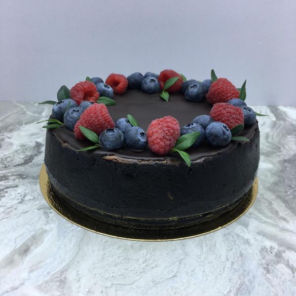 Шоколадный Чизкейк с ягодой на сайте https://cake64.ru/ кондитерской Ваниль Корица