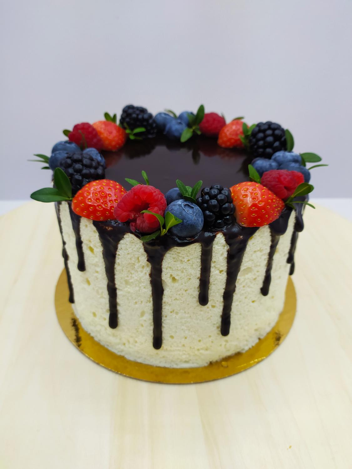 Торт Птичье молоко с ягодой на сайте https://cake64.ru/ кондитерской Ваниль Корица